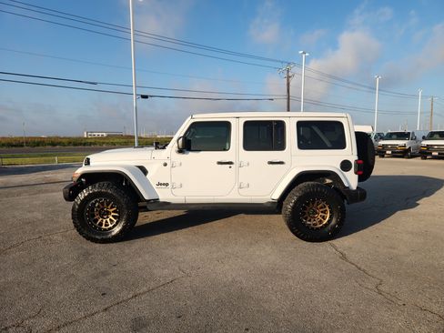 Used 2025 Jeep Wrangler Unlimited Sahara AWD/4WD image 4