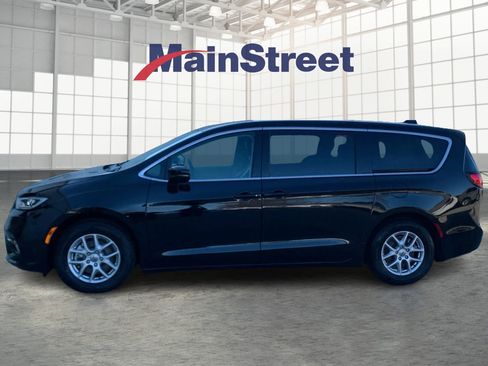 Used 2024 Chrysler Pacifica Touring-L image 2