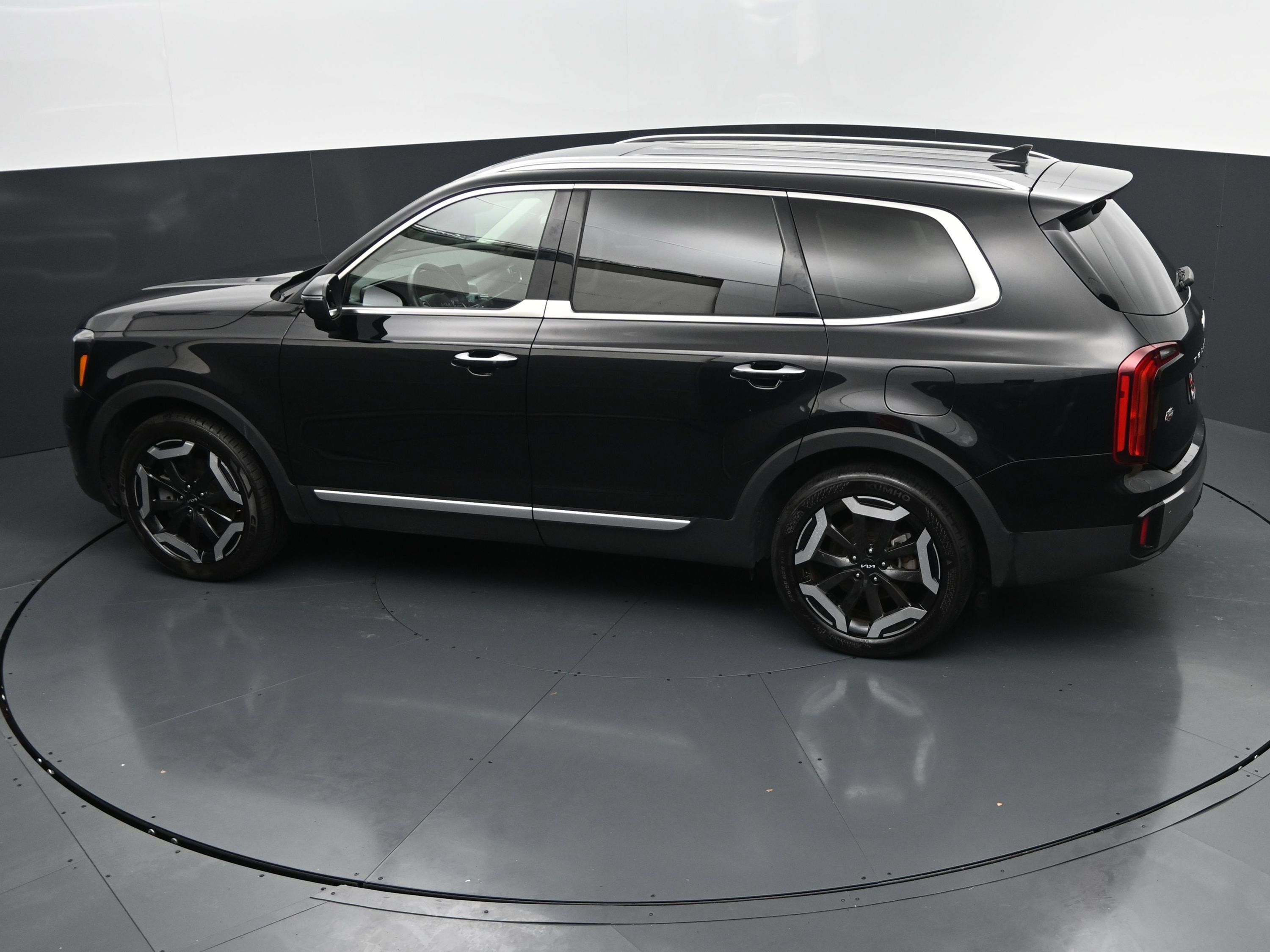 Used 2025 Kia Telluride S FWD image 28