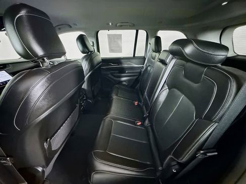 Used 2023 Jeep Grand Cherokee Limited w/ Luxury Tech Group II image 23