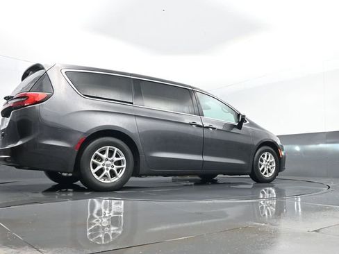 Used 2023 Chrysler Pacifica Touring-L image 27