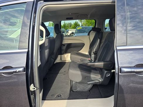 Used 2020 Chrysler Pacifica Touring w/ Advanced Safetytec Group FWD image 21