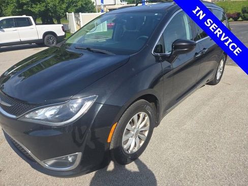 Used 2017 Chrysler Pacifica Touring-L FWD image 3