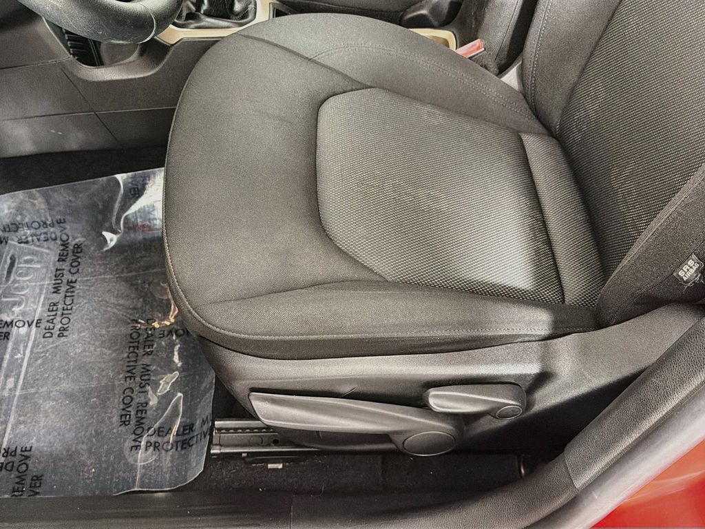 Used 2015 Jeep Renegade Latitude w/ Cold Weather Group II FWD image 17
