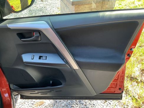 Used 2016 Toyota RAV4 LE AWD/4WD image 18