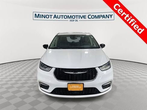 Certified 2024 Chrysler Pacifica Touring-L image 3