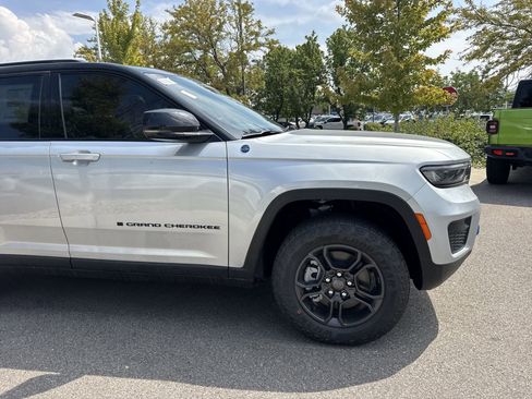 New 2025 Jeep Grand Cherokee Trailhawk w/ Luxury Tech Group III image 15