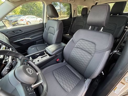 Used 2025 Nissan Pathfinder SV FWD image 39