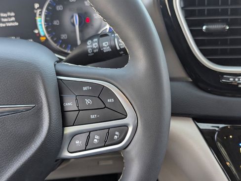 Used 2024 Chrysler Pacifica Touring-L image 24