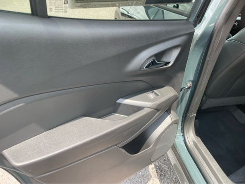 Used 2025 Chevrolet Trax LT FWD image 19