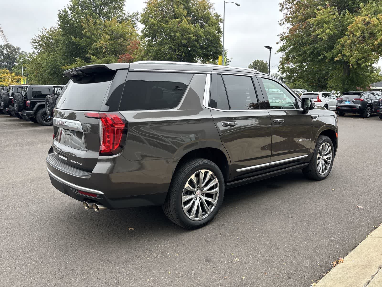 Used 2021 GMC Yukon Denali w/ Denali Premium Package AWD/4WD image 4
