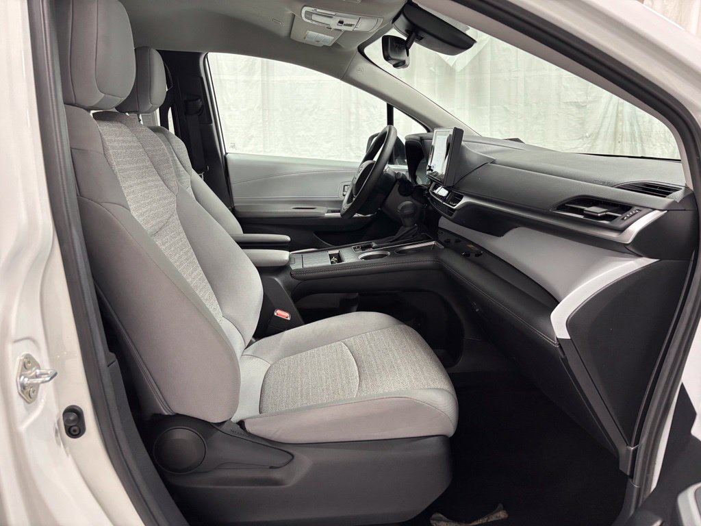Used 2026 Toyota Sienna LE FWD image 67