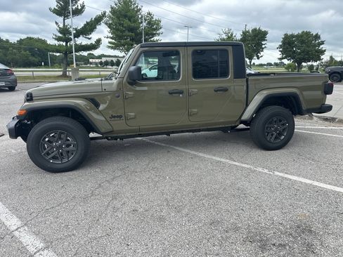 New 2025 Jeep Gladiator Sport image 16