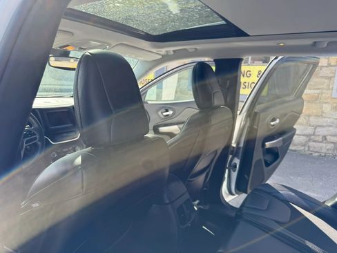 Used 2019 Jeep Cherokee Latitude Plus w/ Comfort/Convenience Group AWD/4WD image 22