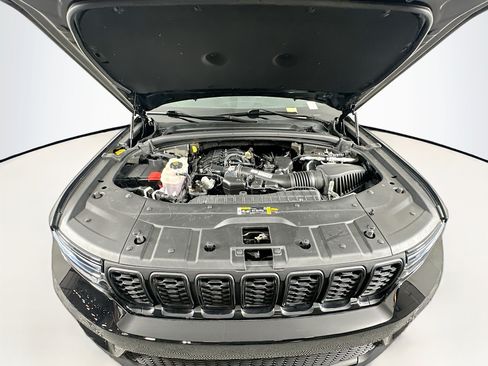 Used 2023 Jeep Grand Cherokee Limited w/ Black Appearance Package AWD/4WD image 33