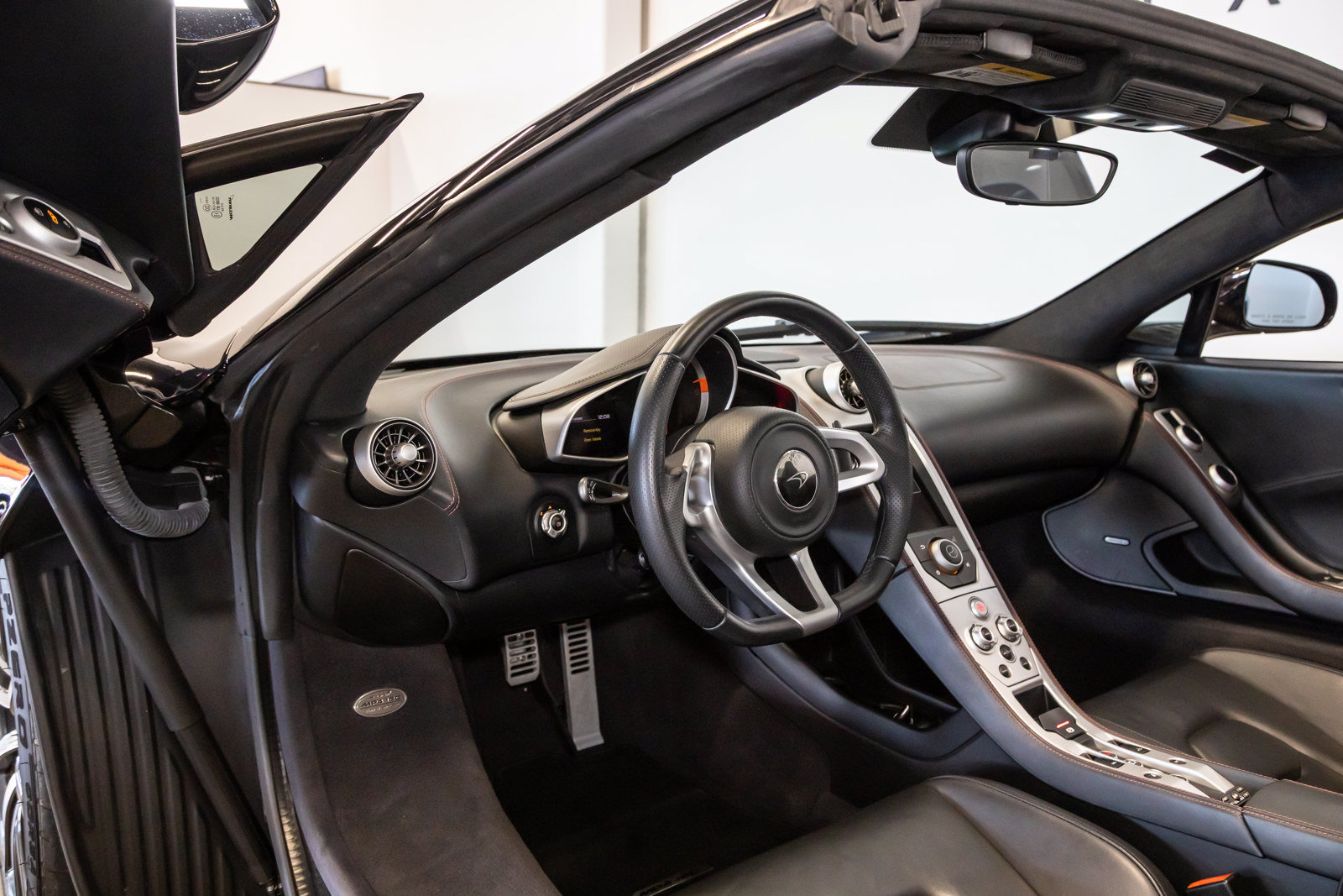 Used 2013 McLaren MP4-12C Spider RWD image 31