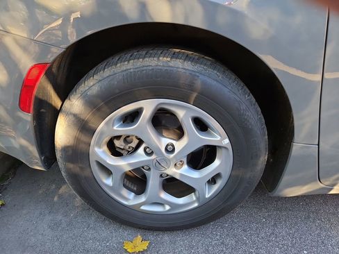 Used 2023 Chrysler Pacifica Limited image 7