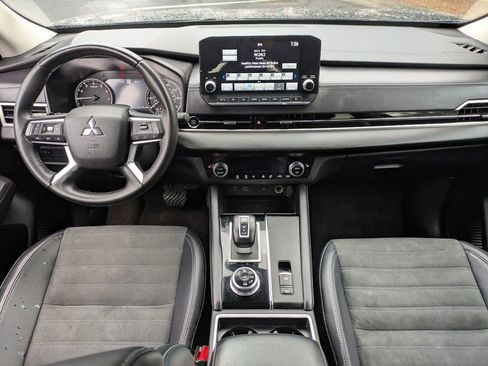 Used 2024 Mitsubishi Outlander SE image 16