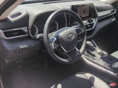 Used 2024 Toyota Highlander XLE AWD/4WD image 13