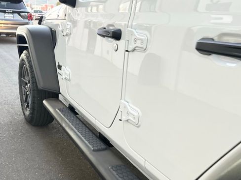 Used 2024 Jeep Wrangler Sport S image 9