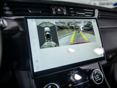 Used 2021 Jaguar F-PACE SVR image 32