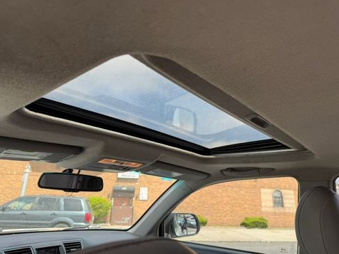 Used 2011 Toyota Highlander Limited w/ Tow Pkg image 12