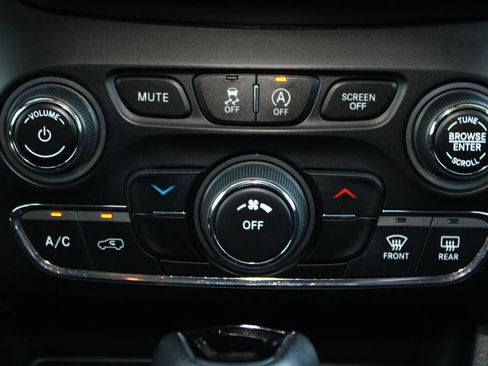 Used 2020 Jeep Cherokee Latitude Plus AWD/4WD image 20