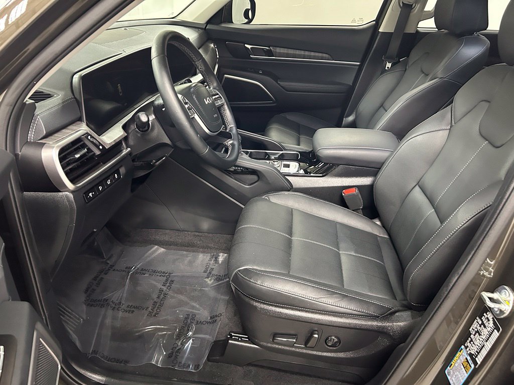Used 2025 Kia Telluride EX w/ EX Captain's Chair Package AWD/4WD image 12