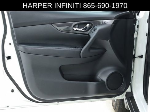Used 2017 Nissan Rogue SV AWD/4WD image 19
