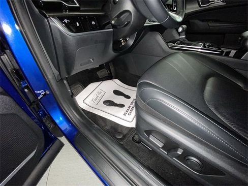 Used 2024 Kia Sportage EX image 12