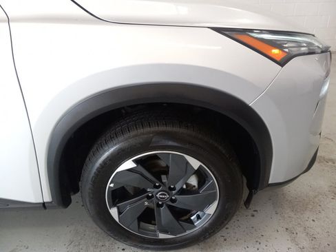 Used 2025 Nissan Rogue SV AWD/4WD image 3