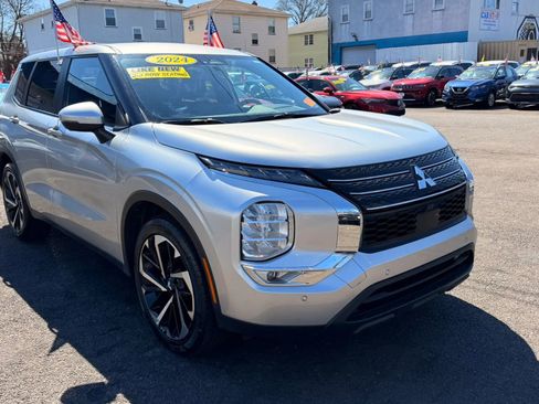 Used 2024 Mitsubishi Outlander FWD image 2