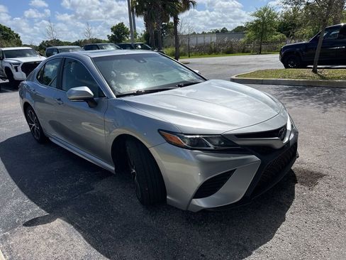 Used 2019 Toyota Camry SE w/ Convenience Package image 3