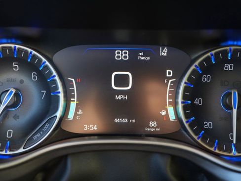 Used 2024 Chrysler Pacifica Touring-L image 35