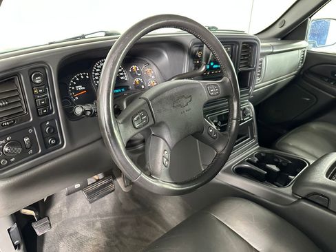 Used 2004 Chevrolet Avalanche Z71 w/ Sun And Sound Package AWD/4WD image 9