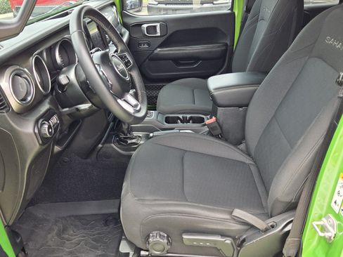 Used 2018 Jeep Wrangler Unlimited Sahara AWD/4WD image 4
