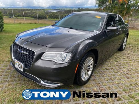 Used 2020 Chrysler 300 Touring L w/ Value Package RWD image 3