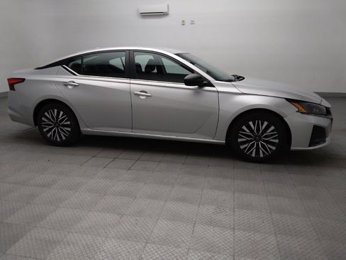 Used 2024 Nissan Altima 2.5 SV FWD image 11