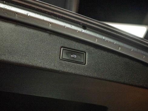 Used 2022 Volkswagen Tiguan SE R-Line image 8