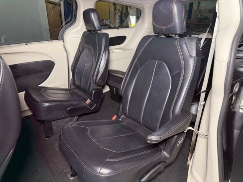 Used 2018 Chrysler Pacifica Touring-L FWD image 25