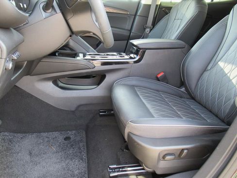 Used 2023 Buick Envision Avenir image 16