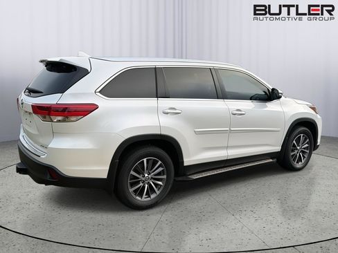 Used 2019 Toyota Highlander XLE AWD/4WD image 4