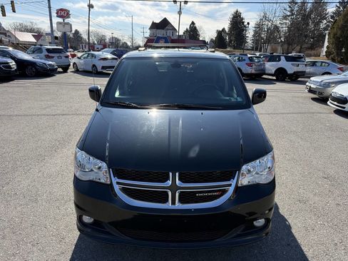 Used 2019 Dodge Grand Caravan SXT image 2