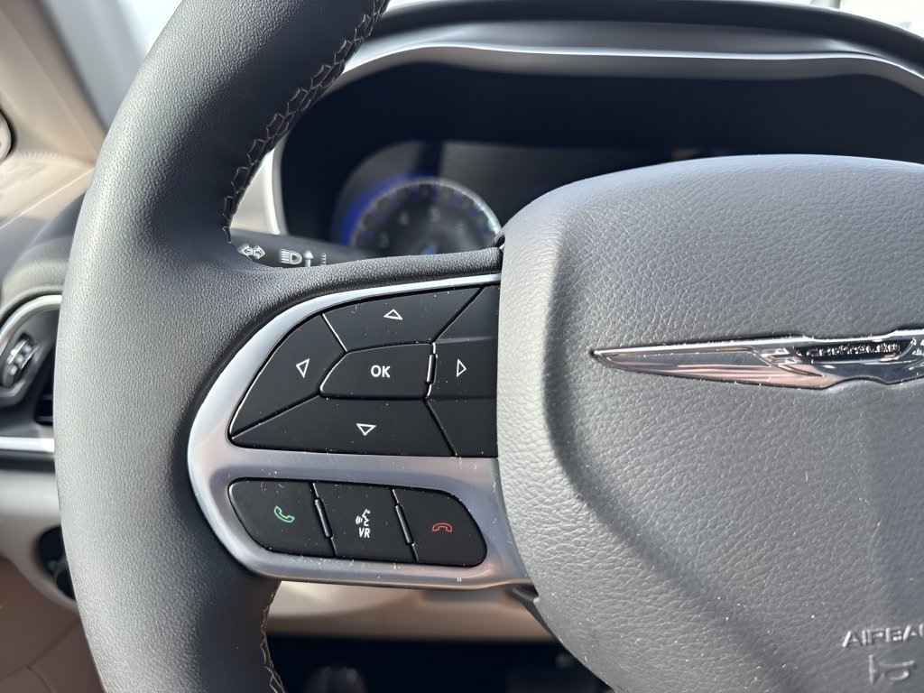 Used 2024 Chrysler Pacifica Touring-L FWD image 18