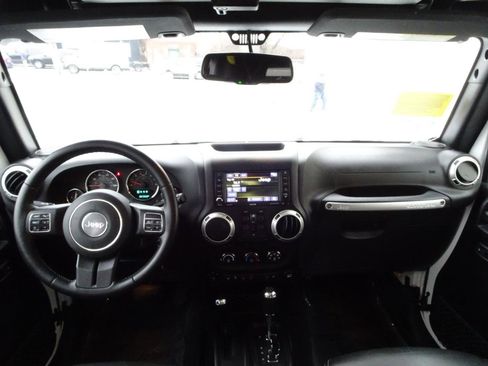 Used 2018 Jeep Wrangler Unlimited Sahara w/ Connectivity Group AWD/4WD image 15