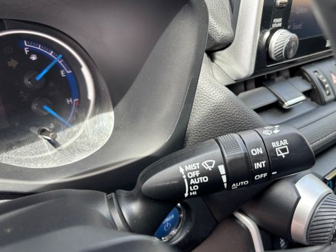 Used 2020 Toyota RAV4 Limited AWD/4WD image 25