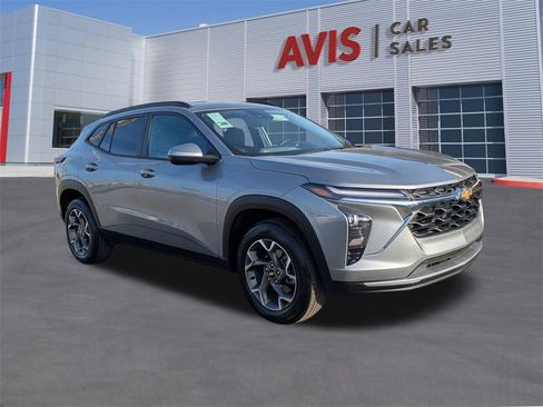 Used 2025 Chevrolet Trax LT w/ LT Convenience Package image 3