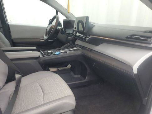 Used 2025 Toyota Sienna LE image 7