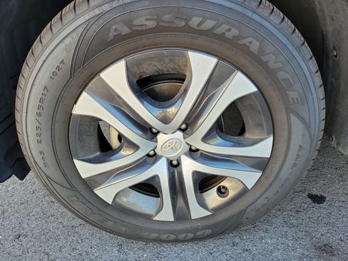 Used 2018 Toyota RAV4 LE FWD image 6