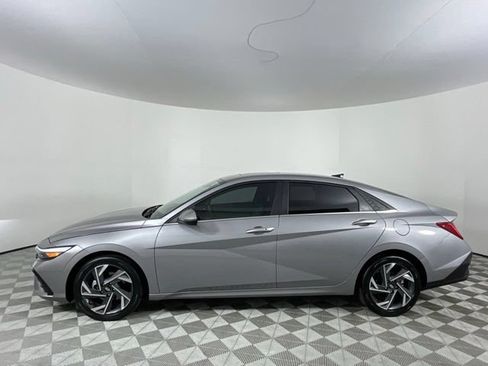 Used 2025 Hyundai Elantra SEL FWD image 8